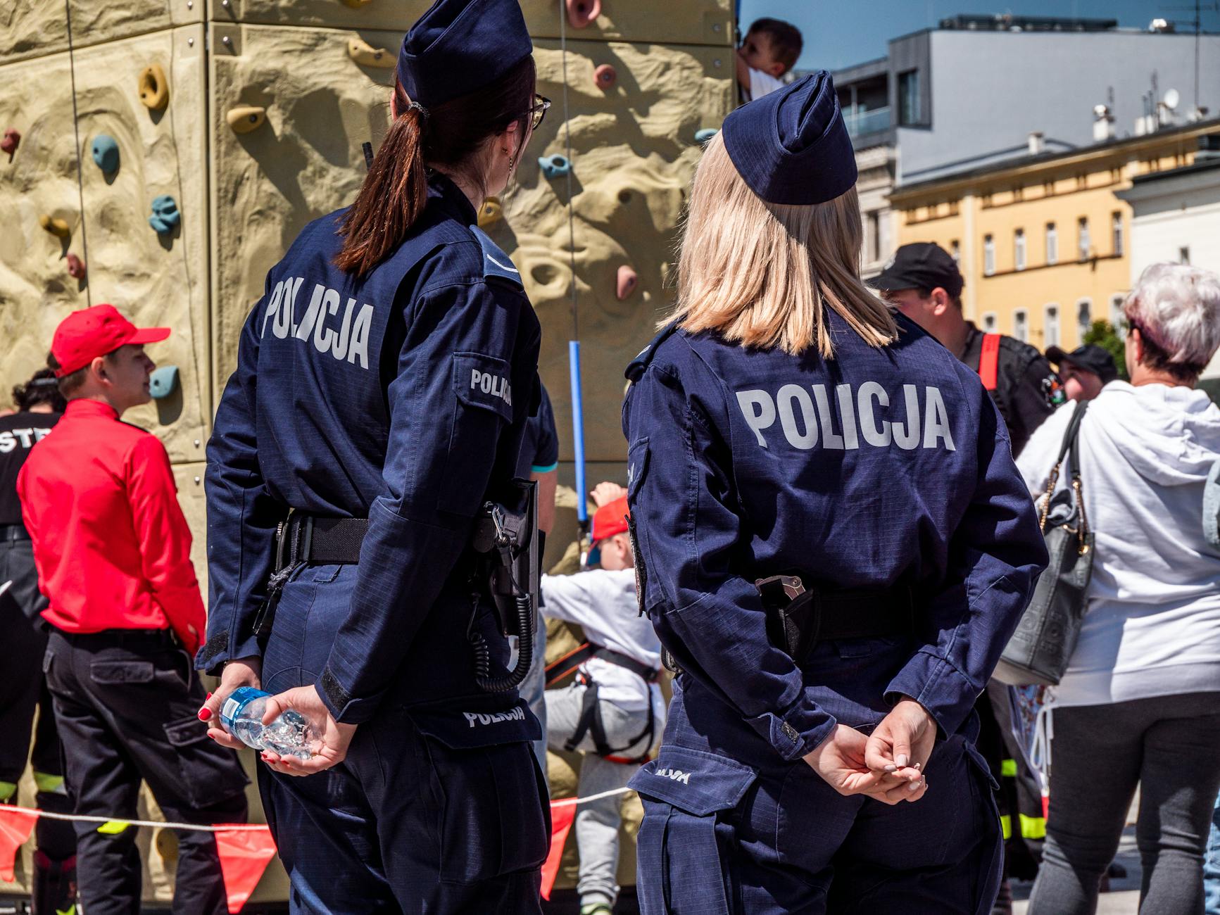 Plakat festiwalu muzycznego w Opolu obok symboli związanych z targami pracy i policją