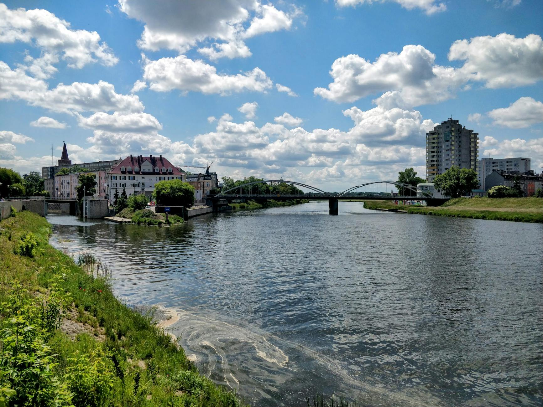 Wizualizacja nowoczesnego bloku mieszkalnego z napisem 'Mieszkania komunalne Opole'
