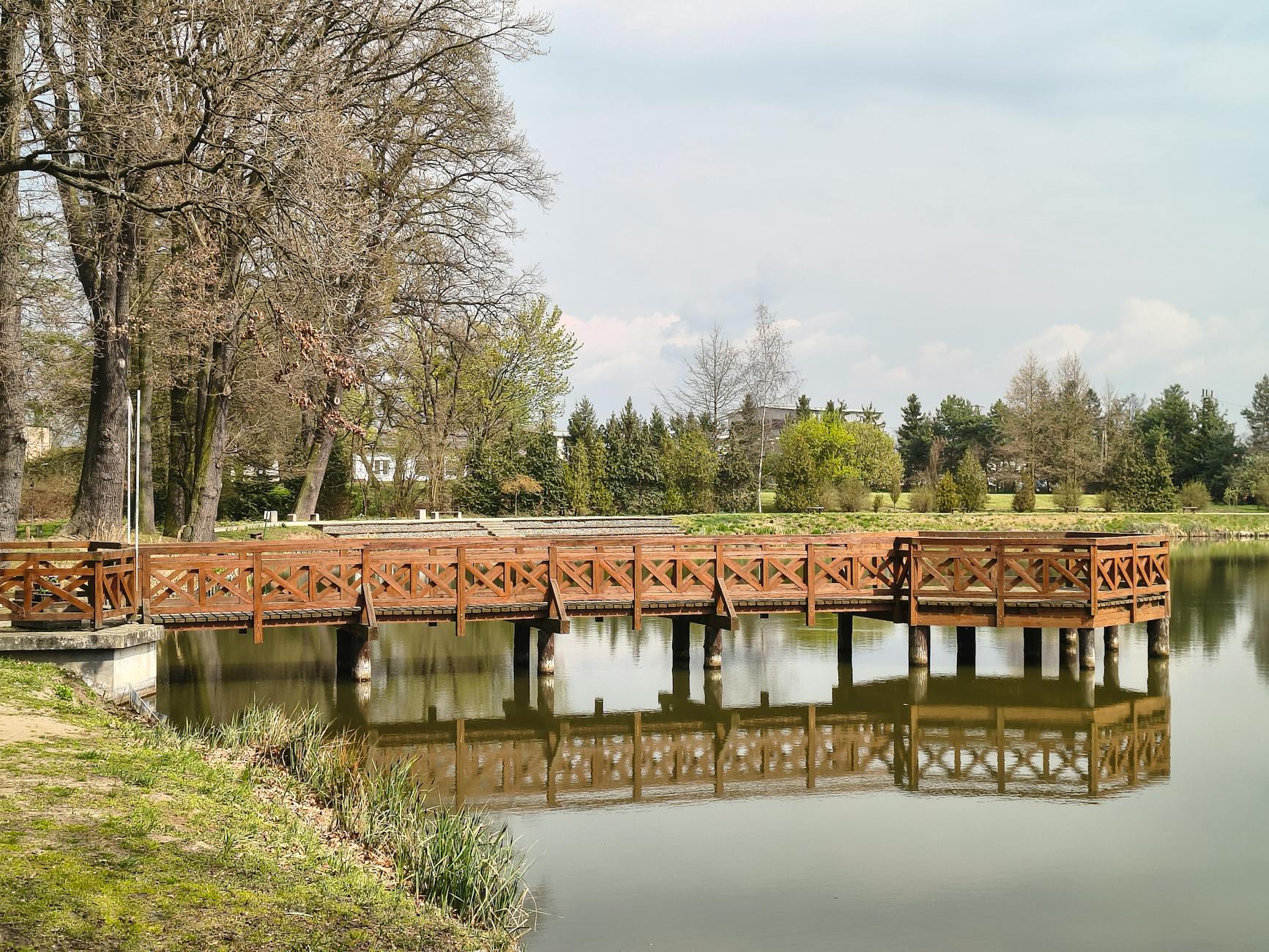 Grafika symbolizująca wsparcie i rozwój, nawiązująca do tworzenia Zakładu Aktywności Zawodowej w Opolu