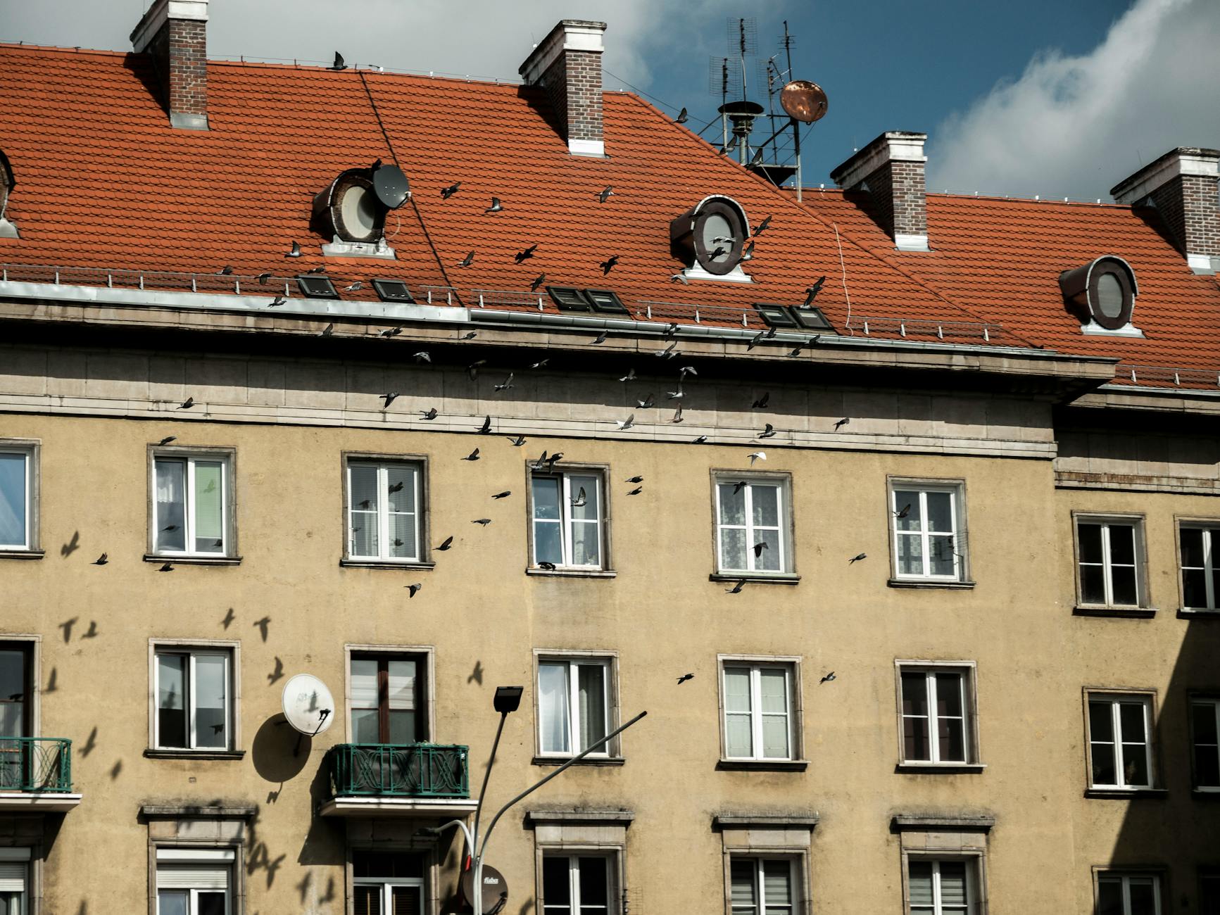 Opole: widok na ulicę, symbolizujący ruch drogowy i bezpieczeństwo mieszkańców